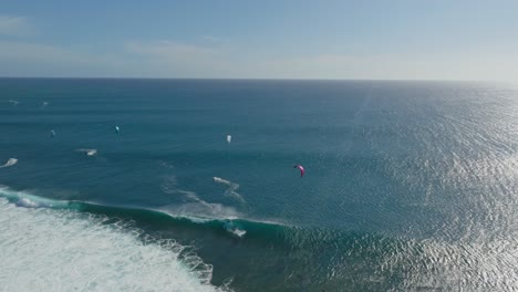 Kitesurfista-Montando-Una-Ola-Rápida-En-Un-Ojo