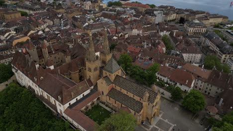 Kollegiatkirche-Neuenburg-In-Neuenburg,-Schweiz-Luftbild-Kirche-Wahrzeichen