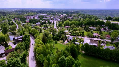 Vista-Aérea-Panorámica-De-La-Ciudad-De-Sigulda-Con-Una-Naturaleza-Verde-Y-Exuberante-En-La-Región-De-Vidzeme-De-Letonia