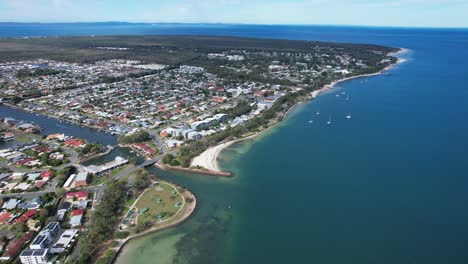 Vororte-Von-Bongaree-Mit-Bimsstein-Lionspark-Bei-Der-Welsby-Parade,-Bongaree,-Queensland,-Australien