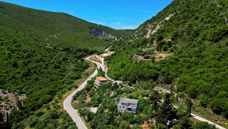 Pueblo-De-Montaña,-Ubicación-De-Establecimiento-De-Agois-Sostis-Griego,-Vuelo-De-Drones-De-Verano