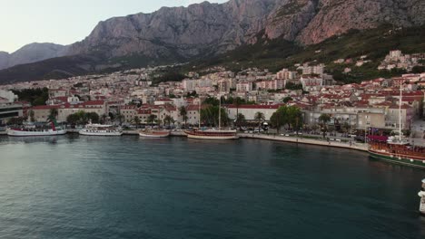 Antenne---Luxusboote-Geparkt-In-Der-Nähe-Der-Adria-Anlegestelle-Der-Stadt-Makarska,-Kroatien