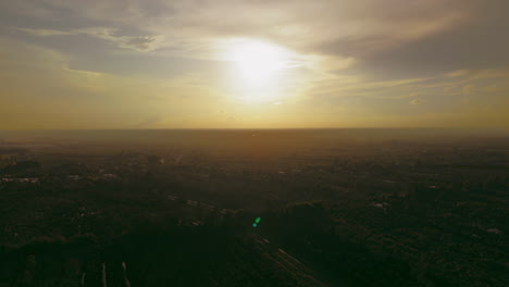 Erleben-Sie-Die-Magie-Der-Morgendämmerung,-Wenn-Die-Sonne-Eine-Atemberaubende-Leinwand-über-Eine-Neblige-Ländliche-Landschaft-Malt