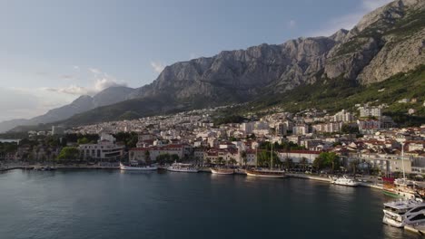 Barcos-Atracados-En-Un-Puerto-Deportivo-En-Makarska,-Croacia,-Al-Amanecer