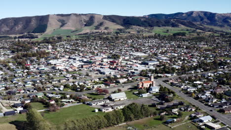 Aerial-drone-shot-of-the-town-of-Waimate,-South-Island-New-Zealand