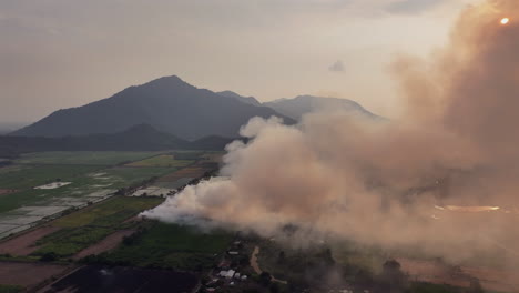 Vista-Aérea-Derecha,-Paisaje-De-Tala-Y-Quema,-Humo,-Montañas,-Hora-Dorada