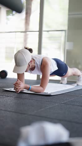 Una-Atleta-Femenina-Realiza-Una-Plancha-Como-Ejercicio-Abdominal-En-Un-Gimnasio-Cubierto,-España