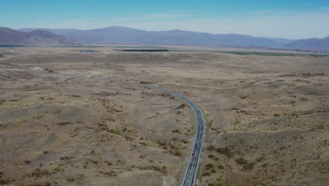 Vista-Aérea-Con-Dron-De-La-Carretera-De-Tekapo-Al-Lago-Pukaki,-Nueva-Zelanda