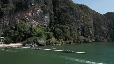 Luftaufnahme-Des-Strandes-Von-Pai-Plong-Mit-Fähren,-Die-Auf-Dem-Meer-In-Krabi,-Thailand-Segeln