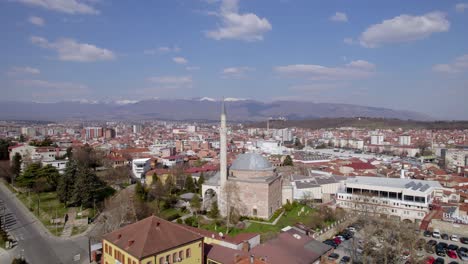 Luftaufnahmen-Einer-Drohne,-Die-Auf-Eine-Moschee-In-Skopje,-Mazedonien-Zufliegt