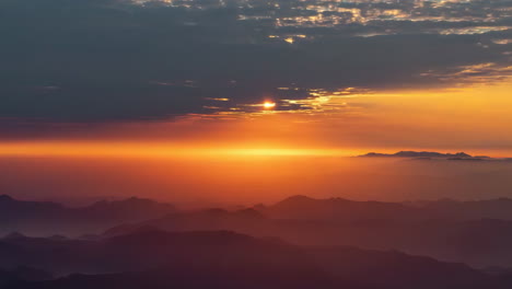 La-Espectacular-Puesta-De-Sol-En-El-Aeropuerto-Presenta-Cirrocúmulos-Y-Un-Hermoso-Cielo-Con-Nubes-Ardientes,-Una-Apariencia-Sorprendente-Que-Se-Asemeja-Al-Fuego-Y-Proporciona-Un-Fondo-Ideal-Para-Una-Imagen-De-Espacio-De-Copia.