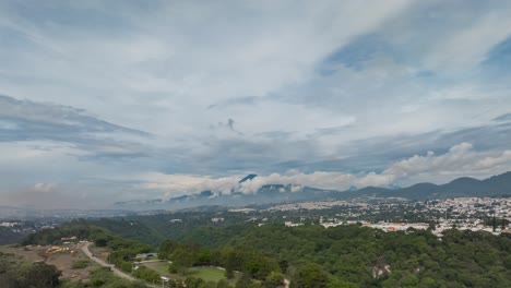 Morgenhyperlapse-Von-Wolken,-Die-über-Vulkanen-In-Der-Wolkigen-Stadt-Guatemala-Ziehen