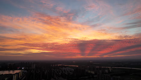 La-Espectacular-Puesta-De-Sol-En-El-Aeropuerto-Presenta-Cirrocúmulos-Y-Un-Hermoso-Cielo-Con-Nubes-Ardientes,-Una-Apariencia-Sorprendente-Que-Se-Asemeja-Al-Fuego-Y-Proporciona-Un-Fondo-Ideal-Para-Una-Imagen-De-Espacio-De-Copia.