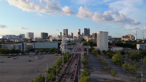 Un-Dron-Se-Acerca-Al-Pebetero-Olímpico-De-Atlanta-De-1996-Y-Al-Centro-De-La-Ciudad-Al-Atardecer