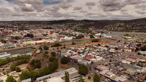 Luftüberflug-über-Launceston-City-Mit-North-Esk-River-An-Bewölkten-Tagen-In-Tasmanien