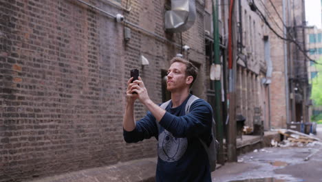 Tourist-exploring-Manhattan,-capturing-the-bustling-cityscape-with-his-camera