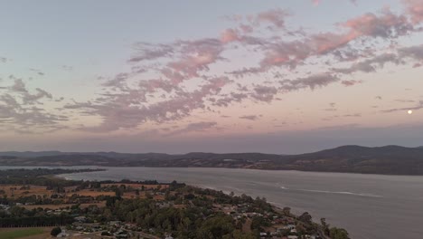 Hyperlapse-shot-of-flying-clouds-at-sunset-over-Tamar-River-in-Tasmania,-Australia