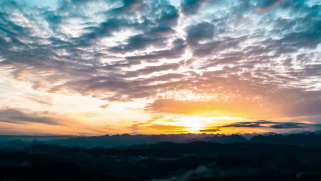 La-Espectacular-Puesta-De-Sol-En-El-Aeropuerto-Presenta-Cirrocúmulos-Y-Un-Hermoso-Cielo-Con-Nubes-Ardientes,-Una-Apariencia-Sorprendente-Que-Se-Asemeja-Al-Fuego-Y-Proporciona-Un-Fondo-Ideal-Para-Una-Imagen-De-Espacio-De-Copia.