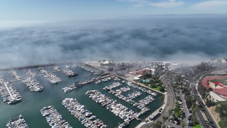 Santa-Bárbara,-California,-Vista-De-La-Niebla-Sobre-El-Puerto