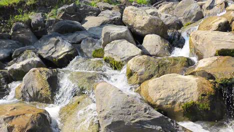 Statische-Aufnahme-Von-Wasser,-Das-Zwischen-Steinen-Fließt