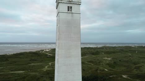 Aufsteigende-Drohnenaufnahme-Des-Leuchtturms-Von-Blåvand-Mit-Ausgeschaltetem-Leuchtfeuer