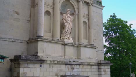 Historic-building-and-marble-statue-in-Italy,-tilt-up-view