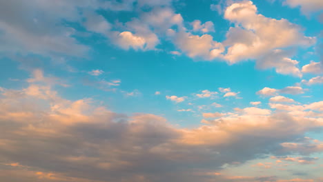 Hermoso-Cielo-Natural,-Mar-De-Nubes-Blancas-Y-Esponjosas,-Nubes-Ardientes,-Paisaje,-Espejo-Vacío