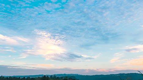 Hermoso-Cielo-Natural,-Mar-De-Nubes-Blancas-Y-Esponjosas,-Nubes-Ardientes,-Paisaje,-Espejo-Vacío