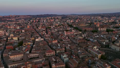 Catania,-Sicilia,-Al-Atardecer,-Mostrando-Los-Tejados-De-La-Ciudad-Y-El-Paisaje-Urbano,-Vista-Aérea