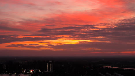 La-Espectacular-Puesta-De-Sol-En-El-Aeropuerto-Presenta-Cirrocúmulos-Y-Un-Hermoso-Cielo-Con-Nubes-Ardientes,-Una-Apariencia-Sorprendente-Que-Se-Asemeja-Al-Fuego-Y-Proporciona-Un-Fondo-Ideal-Para-Una-Imagen-De-Espacio-De-Copia.