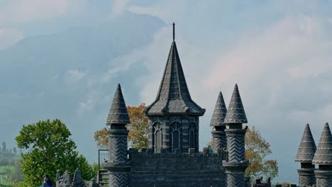 Castillo-De-La-Tierra-Del-Cielo-Con-Fondo-De-Montaña,-Indonesia