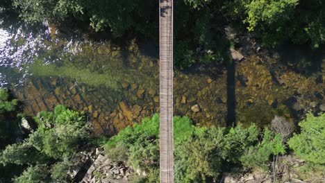 Pasarela-De-Madera-Del-Puente-Colgante-De-Calvelo-Sobre-El-Río-Lérez-En-Pontevedra,-España