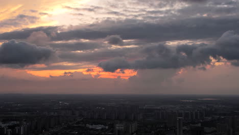 Spektakulärer-Sonnenuntergang-Am-Flughafen-Mit-Cirrocumulus-Und-Wunderschönem-Himmel-Mit-Brennenden-Wolken,-Einer-Markanten-Erscheinung,-Die-An-Feuer-Erinnert-Und-Eine-Ideale-Kulisse-Für-Ein-Copy-Space-Bild-Bietet