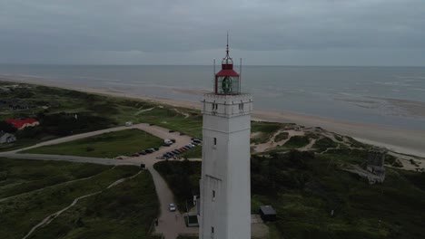 Drohne-Kreist-Im-Uhrzeigersinn-Um-Die-Spitze-Des-Leuchtturms-Von-Blåvand,-Leuchtfeuer-Ausgeschaltet