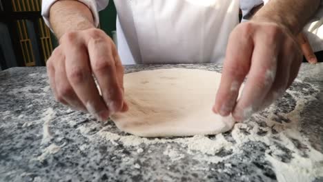 Un-Jefe-Amasa-La-Masa-Para-Hacer-Pizza-Italiana,-Primer-Plano,-Insertar-Plano