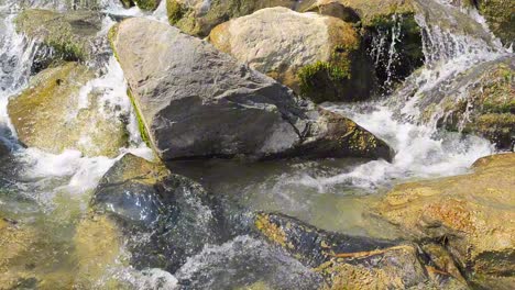 Plätschernder-Bach-Zwischen-Den-Felsen