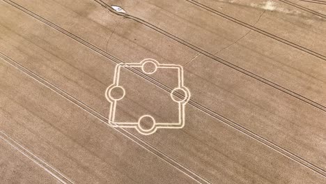 Vista-Aérea-Del-Misterioso-Patrón-Cuadrado-De-Cultivo-En-Un-Campo-De-Trigo-Dorado-En-Inglaterra