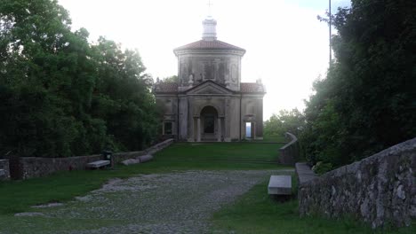 Old-stone-church-building-in-rural-Italy,-motion-view