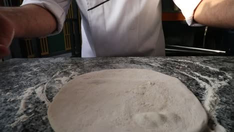 Un-Jefe-Amasa-La-Masa-Para-Hacer-Pizza-Italiana,-Primer-Plano,-Insertar-Plano