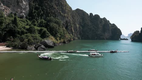 Vista-Aérea-De-Seguimiento-De-Un-Ferry-Que-Sale-De-La-Playa-De-Pai-Plong-Durante-El-Día-En-Krabi,-Tailandia