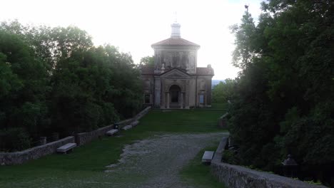 Antikes-Kirchengebäude-Im-Ländlichen-Italien-Mit-Sonnenlicht-Von-Hinten,-Dolly-Nach-Vorne