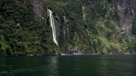 Kaskadierendes-Stirling-Wasserfall-Wasser,-Das-Von-Einer-Felswand-In-Den-See-Fällt