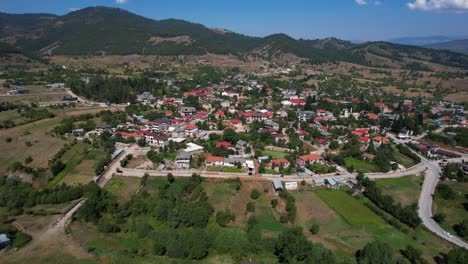 Pueblo-De-Montaña-En-Voskopoja,-Albania,-Rodeado-De-Colinas-Y-Bosques-Exuberantes,-Encantadoras-Casas-Turísticas