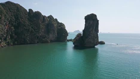 Toma-De-Una-Roca-Gigante-Que-Permanece-Inmóvil-En-El-Mar-De-La-Playa-De-Pai-Plong-En-Krabi,-Tailandia