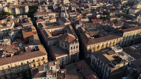 Una-Ciudad-Mediterránea-Con-Edificios-Históricos-Y-Tejados-De-Tejas,-Vista-Aérea