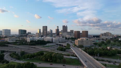 Toma-Aérea-Que-Avanza-Hacia-El-Centro-De-Atlanta-Al-Atardecer