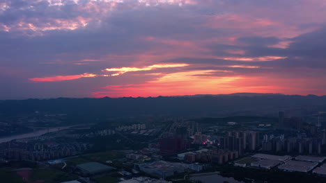 La-Espectacular-Puesta-De-Sol-En-El-Aeropuerto-Presenta-Cirrocúmulos-Y-Un-Hermoso-Cielo-Con-Nubes-Ardientes,-Una-Apariencia-Sorprendente-Que-Se-Asemeja-Al-Fuego-Y-Proporciona-Un-Fondo-Ideal-Para-Una-Imagen-De-Espacio-De-Copia.