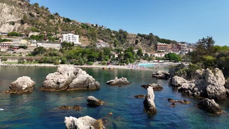 Coastal-town-with-rocky-beach-and-clear-blue-water-on-a-sunny-day