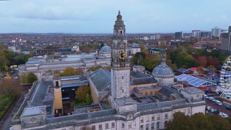 Berühmte-Turmuhr,-Wahrzeichen-Der-Stadt-Cardiff,-Gebäudefassade,-Luftaufnahme