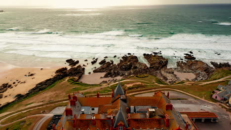 Vista-Aérea-Tomada-Con-Un-Dron-Sobre-El-Hotel-Headland,-Ubicado-En-La-Idílica-Costa-De-Cornualles.